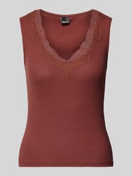 Top na ramiączkach z dekoltem w serek i koronką od Gina Tricot - 17