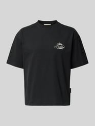 T-shirt z naszywanymi detalami z logo i okrągłym dekoltem od PROHIBITED - 21