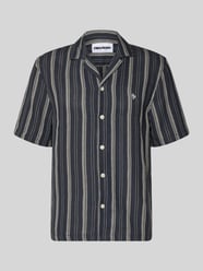 Koszula casualowa o kroju relaxed fit z wyhaftowanym logo od REVIEW - 18