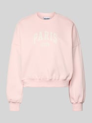 Bluza z nadrukiem z logo i okrągłym dekoltem od REVIEW Fuksjowy - 4