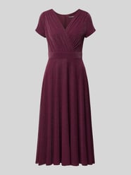 Tailliertes Cocktailkleid mit V-Ausschnitt von Vera Mont - 22