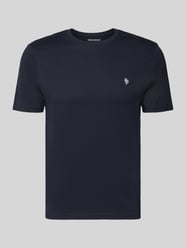 Basic t-shirt o kroju slim fit z flokowym logo na piersi od REVIEW - 19