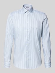 Koszula biznesowa o kroju slim fit z kołnierzykiem typu kent od Jake*s - 22