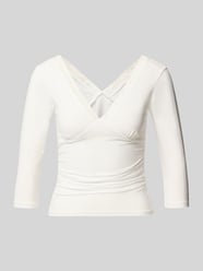 Cropped T-Shirt mit V-Ausschnitt und 3/4-Arm von Gina Tricot - 19