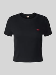 Cropped T-Shirt in Ripp-Optik mit Label-Stitching von Levi's® - 42