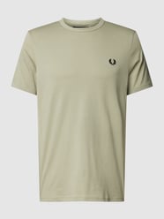 T-shirt z wyhaftowanym logo model ‘RINGER’ od Fred Perry Miętowy - 47