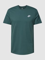 T-shirt z wyhaftowanym logo model ‘CLUB’ od Nike Zielony - 12