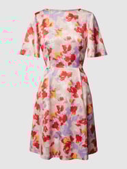 Cocktailjurk met gebloemd all-over motief van KLEO Roze - 13