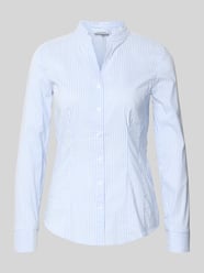 Bluzka o kroju slim fit ze stójką i dekoltem w serek od MORE & MORE - 27
