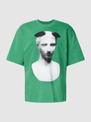 T-shirt z nadrukowanym motywem model ‘Artist Graphic’ od PEQUS Zielony - 34