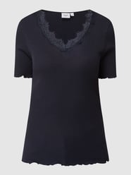 Top w stylu bieliźnianym z koronką model ‘Maya’ od Saint Tropez Niebieski - 23