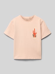 T-shirt o kroju regular fit z haftami model ‘HELMUT’ od Name It - 37