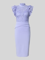 Slim Fit Midikleid mit Spitzenbesatz von Lipsy - 42