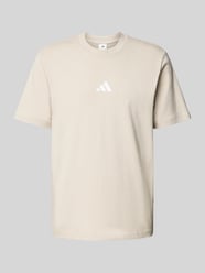 T-shirt met labelprint van adidas Sportswear Beige - 19