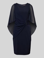 Knielanges Cocktailkleid mit seitlicher Raffung von Vera Mont - 12