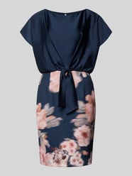 Knielanges Cocktailkleid mit Knotendetail von SWING - 5