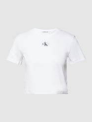 T-shirt z drobnym prążkowaniem model ‘BADGE’ od Calvin Klein Jeans Biały - 42
