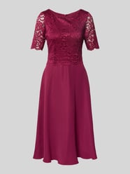 Knielanges Cocktailkleid mit Spitze von Vera Mont Bordeaux - 43
