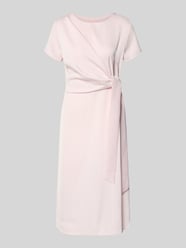 Knielanges Cocktailkleid mit Knotendetail und Reißverschluss von Rinascimento Pink - 22