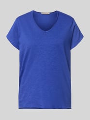 t-shirt ze zrolowanym brzegiem i dekoltem w serek od Smith and Soul - 3