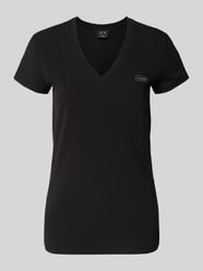 T-Shirt mit V-Ausschnitt und Label-Stitching von Armani Exchange - 2