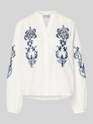 Bluzka w kroju regular fit z kwiatowym stebnowaniem model 'Februar' od MORE & MORE - 30