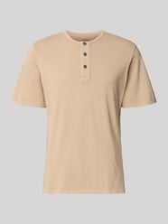 T-Shirt mit Rundhalsausschnitt und Knopfleiste von JACK & JONES Premium Beige - 32