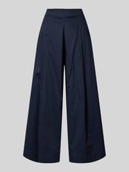 Spodnie materiałowe o kroju wide fit z zakładkami w pasie od Christian Berg Woman - 3