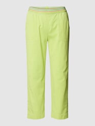 Spodnie sportowe o skróconym kroju regular fit model ‘SUE’ od Toni Dress Zielony - 35