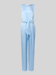 Jumpsuit aus Satin mit Bindegürtel von Christian Berg Cocktail - 27