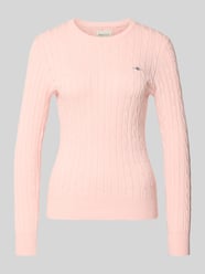 sweter z dzianiny ze ściegiem warkoczowym i wyhaftowanym logo od GANT Fuksjowy - 41