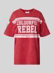 T-Shirt mit Label-Print von Colourful Rebel - 12