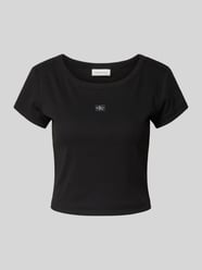 T-shirt o krótkim kroju z detalem z logo od Calvin Klein Jeans - 30
