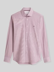 Slim Fit Businesshemd mit Logo-Stickerei von Tommy Hilfiger - 38