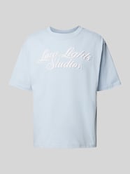 T-Shirt mit Label-Stitching Modell 'Shutter' von Low Lights Studios Blau - 5