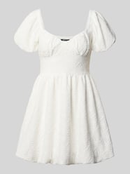sukienka mini z kwiatowym ażurowym haftem od Gina Tricot - 8