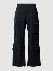 Spodnie cargo o kroju baggy fit z detalem z logo od REVIEW Czarny - 37