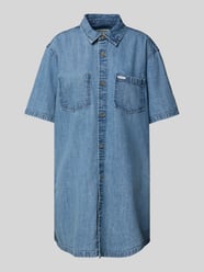 Sukienka jeansowa oversized z kieszeniami na piersi od Guess Jeans - 44