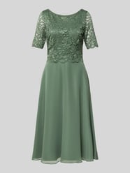 Tailliertes Cocktailkleid mit Spitzenbesatz von Vera Mont - 33