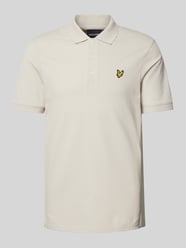 Slim Fit Poloshirt mit Logo-Patch von Lyle & Scott Beige - 23