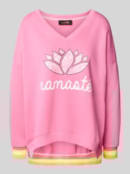 Sweatshirt mit Statement-Print und V-Ausschnitt von miss goodlife Pink - 11