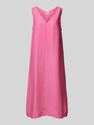 Sukienka o długości do kolan z dekoltem w serek model ‘Weneda’ od OPUS Fuksjowy - 19