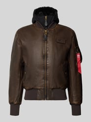 Bomberjacke in Leder-Optik mit Label-Details von Alpha Industries - 2