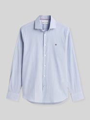 Slim Fit Businesshemd mit Logo-Stickerei von Tommy Hilfiger - 37