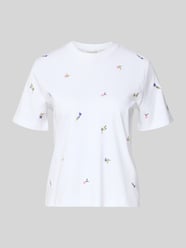 T-shirt z kwiatowym haftem od Christian Berg Woman - 7