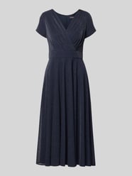 Tailliertes Cocktailkleid mit V-Ausschnitt von Vera Mont - 29