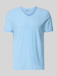 T-Shirt mit V-Ausschnitt und Rollsaum von MCNEAL - 31