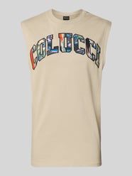 Top o kroju regular fit z wyhaftowanym logo od COLUCCI - 4