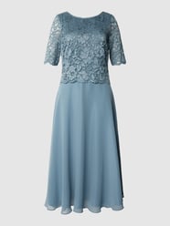 Cocktailkleid mit Spitzenbesatz von Vera Mont Blau - 13