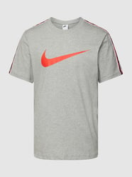 T-shirt met labeldetails, model 'REPEAT' van Nike Grijs / zwart - 16